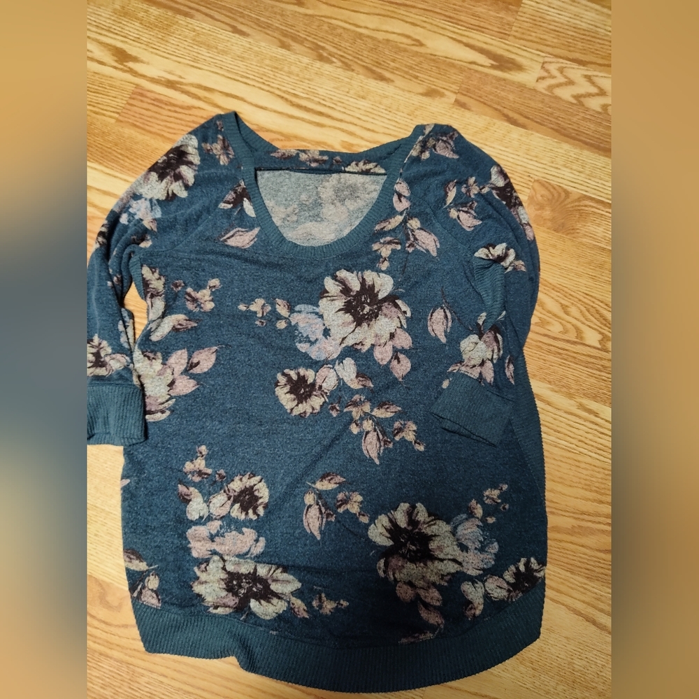 Maurices floral top size small very pretty blue with floral pattern